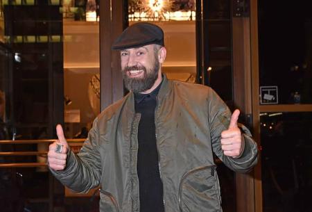 ...in bester Laune war Bürger Lars Dietrich. Für den gelungenen Abend gab es von dem Musiker zwei Daumen nach oben.