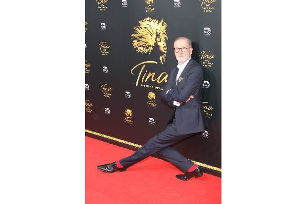 ...entspannter gab sich da Schauspieler Peter Lohmeyer, aber der hatte schließlich auch kein solch kurzes Kleid an wie seine...
