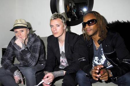 Keith Flint war zunächst lediglich Tänzer der Band gewesen, die er gemeinsam mit dem DJ Liam Howlett gegründet hatte. Als Sä...