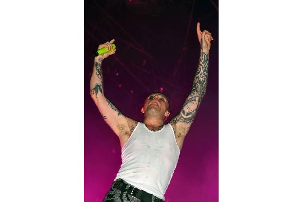 Die Videos, die Songs wie 'Breathe' und 'Firestarter' begleiteteten, taten ihr Übriges. Doch in Keith Flint steckte mehr als...