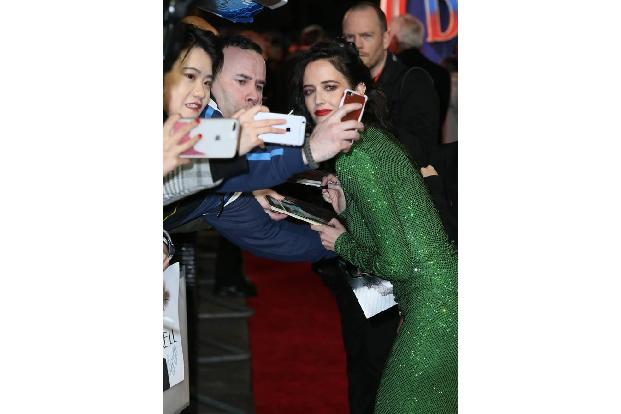 Das sprichwörtliche Bad in der Menge nimmt Eva Green hier in London – und das trotz Sicherheitsabsperrung. Man gönnt es der ... Das sprichwörtliche Bad in der Menge nimmt Eva Green hier in London – und das trotz Sicherheitsabsperrung. Man gönnt es der ...