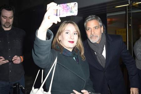 …Superstar George Clooney zu diesem weiblichen Fan. Die Dame scheint das aber nicht zu stören: Sie knipst tapfer drauflos. F...