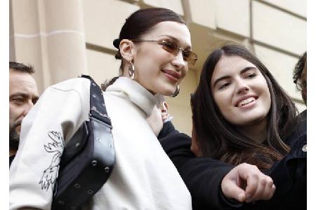 …wirkt Topmodel Bella Hadid, als sie Ende Februar von Fans umringt ein Hotel in Paris verlässt. Sexy Vamp am Fashionset, sch...