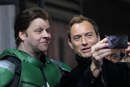 …Jude Law auf der 'Captain Marvel'-Premiere in London. Aber wen wundert's, bei dem coolen Outfit, das dieser Fan hier trägt?...