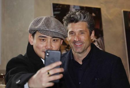 …posiert 'Grey's Anatomy'-Star Patrick Dempsey mit diesem Fan. Aber mal ehrlich: einmal McDreamy, immer McDreamy. Der smarte...