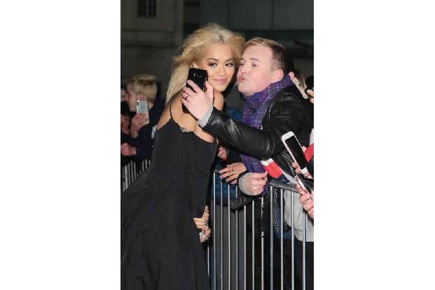 …Rita Ora mit ihren Fans – man darf sich immer glücklich schätzen, die Sängerin auf einem Red Carpet zu treffen. Dieser jung...
