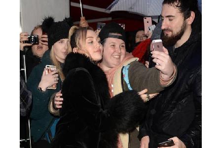 …Ritas Kollegin Miley Cyrus, wenn es um ihre Fans geht. Die Pop-Prinzessin hat keinerlei Berührungsängste und stellt nur zu ...
