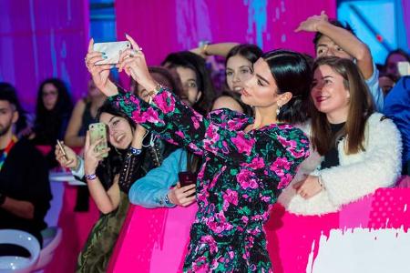 …scheinen die Fans von Dua Lipa. Man will ihr ja nichts unterstellen, aber bei den 25. MTV Europe Music Awards in Bilbao, Sp...