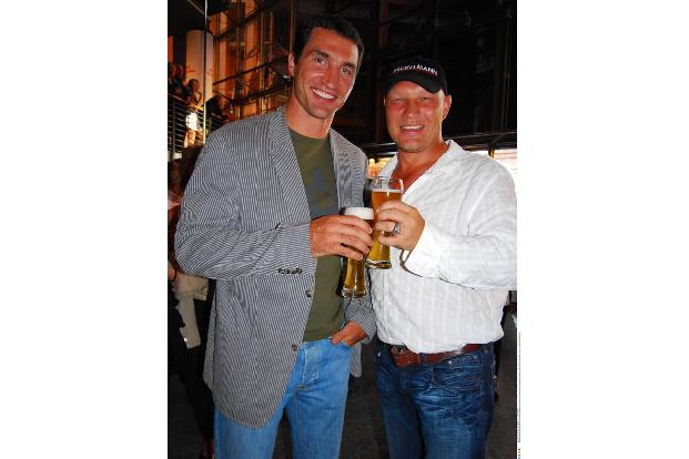 …hatte der Ausnahmesportler zuletzt verloren. Doch wird der seit heute 43-Jährige das Angebot annehmen? Die Boxwelt hält den...