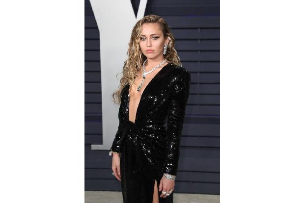 ...Social Media gibt, und schon 2011 musste sich Miley Cyrus für ihren Glauben rechtfertigen. Als sie ein religiöses Tattoo ...