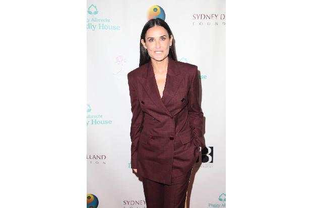 ...Trennung von Ashton Kutcher nannte sich Demi Moore auf Twitter noch immer Mrs. Kutcher. Ein Fan der Darstellerin schlug v...