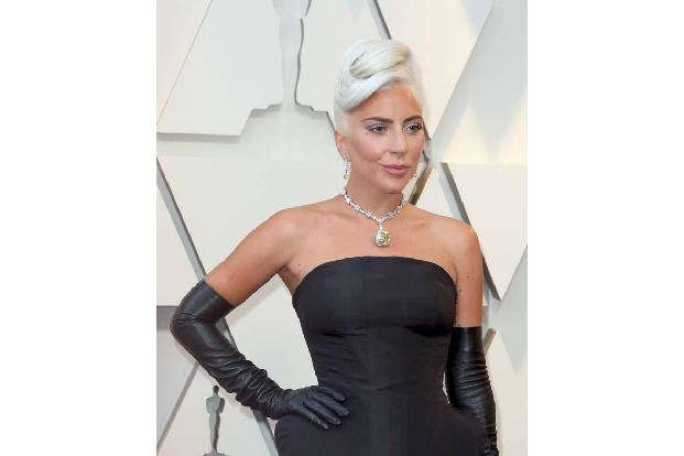 ...Lady Gaga all jene Fans an, die nach ihrer Oscar-Performance vermuteten, Gaga und Bradley Cooper seien ein Paar. In einem...