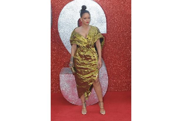 ...Rihanna mit Chris Brown zusammenarbeitete, der sie mehrmals verprügelt hatte. Ein Fan twitterte: 
