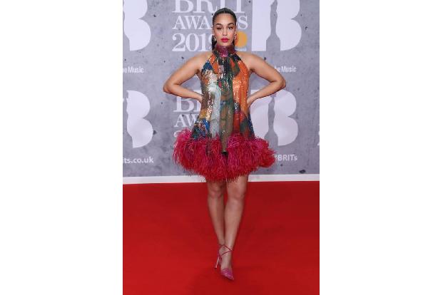 …herrlich jugendlich. Gut, die britische Sängerin Jorja Smith ist auch wirklich erst 21 – doch in diesem Outfit führt sie un...