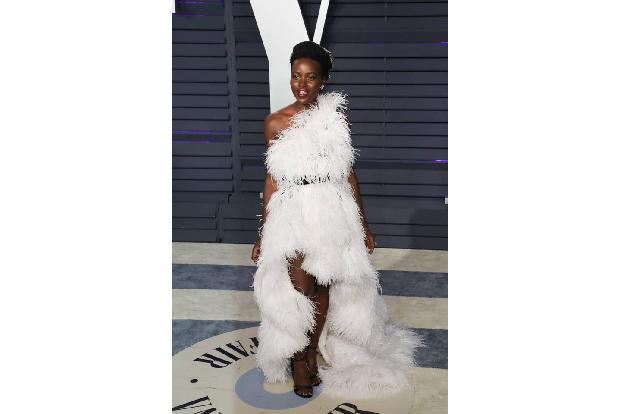 …empfiehlt sich auch, wenn Sie sich für ein Feather Dress à la Lupita Nyong'o entscheiden. Wichtig für den All-over-white-Lo...