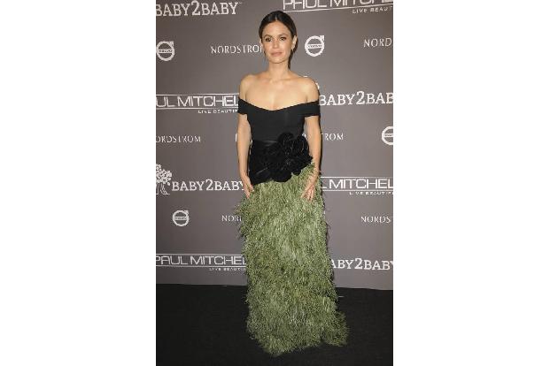 …interpretiert TV-Star Rachel Bilson den Feder-Look. Das einzige, was wir anders machen würden: Ein schlichtes, enges Top in...