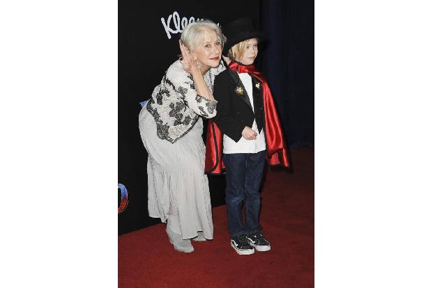 ...Helen Mirren mit zur Premiere gebracht. Obwohl die Darstellerin keine Rolle in 'Dumbo' hat, ließ sie sich von dem kunterb...