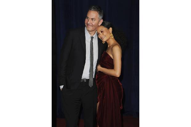 ...Schauspielerin Thandie Newton ('Westworld') mit ihrem Mann, dem Regisseur Ol Parker ('Mamma Mia! Here We Go Again') gekom...