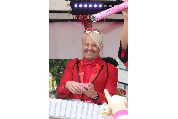 Ross Anthony hat stets ein Lächeln im Gesicht. Das war aber nicht immer so, denn jetzt hat er verraten, dass er von seinen M... Ross Anthony hat stets ein Lächeln im Gesicht. Das war aber nicht immer so, denn jetzt hat er verraten, dass er von seinen M...