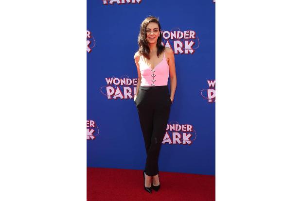 ...Stars wie Mila Kunis mussten das durchmachen. Mila Kunis gilt als eine der schönsten Frauen, früher wurde sie von ihren M...