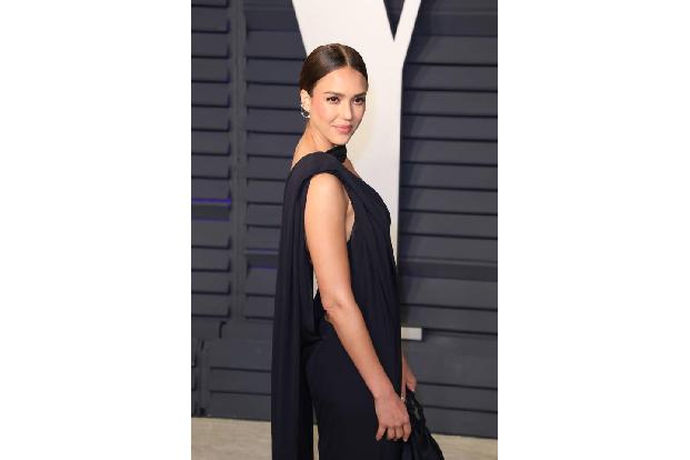 ...Jessica Alba in Kalifornien geboren wurde, hatte sie als Kind einen sehr ausgeprägten texanischen Akzent und Hasenzähne. ...