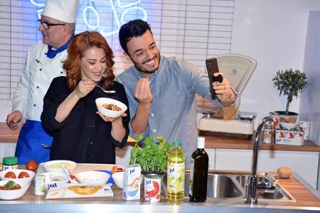 Kochen macht Spaß und eine Session hinterm Herd eignet sich zudem bestens, um den Instagram-Account aufzupolieren. Oana Nech...