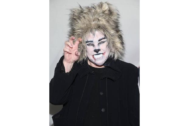 ...hinter dieser Maske? Überraschung: Oscar-Gewinnerin und 'American Horror Story'-Star Kathy Bates, die sich einen Spaß erl...