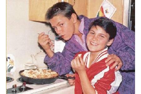 ...bereits von Kindesbeinen an in Film und Fernsehen zu sehen. Sein Bruder war River Phoenix, der Teenie-Schwarm der 80er Ja...