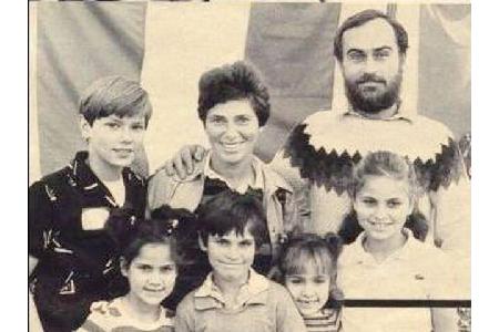 ...hat eine große Familie. Auf diesem Bild ist er mit River, Arlyn, John, Libery, Summer und Rain zu sehen. Auch wenn Joaqui...
