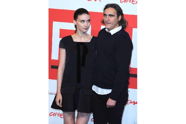 ...Drehs zu 'Her' seine Kollegin Rooney Mara kennen und lieben. Die beiden sind noch immer zusammen und schwer verliebt. Joa...