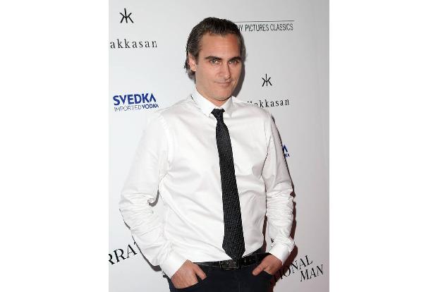 ...Hoch zu Hoch. Demnächst sollen die Dreharbeiten zu 'Far Bright Star' beginnen, einem Western von Joaquins gutem Freund Ca...