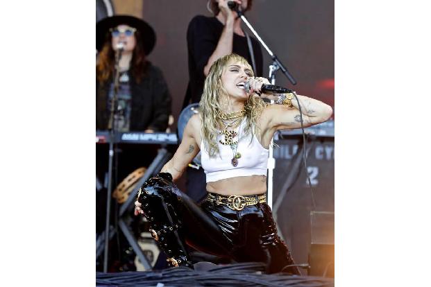 Dass Waldbrände nicht vor den Anwesen der Stars Halt machen, mussten schon viele Prominente leidvoll erfahren: Miley Cyrus v...