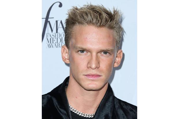 Cody besuchte seine Freundin mit Rosen und einer Gitarre, während sie im Krankenhaus eine Mandelentzündung auskurierte. Dabe...