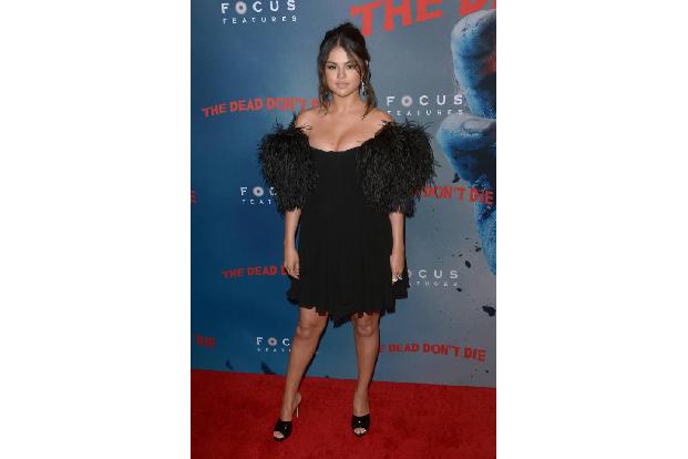 Über Geschmack lässt sich ja bekanntlich streiten und so wohl auch über Selena Gomez' gefedertes Outfit bei der 'The Dead Do...