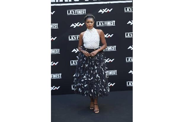 Ein hübscher Hingucker dagegen war eindeutig Gabrielle Unions Feder-Outfit beim Photocall in Madrid für die Serie 'L.A.'s Fi...