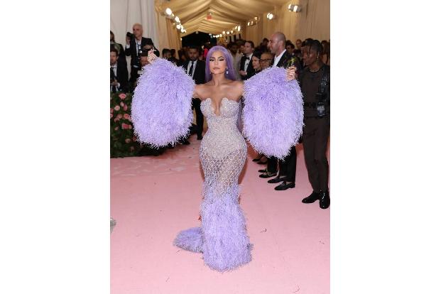 Und zwar das Outfit von Kylie Jenner. Komplett in Lila erschien der Reality-TV-Star zur Met Gala, Federn schmückten nicht nu...