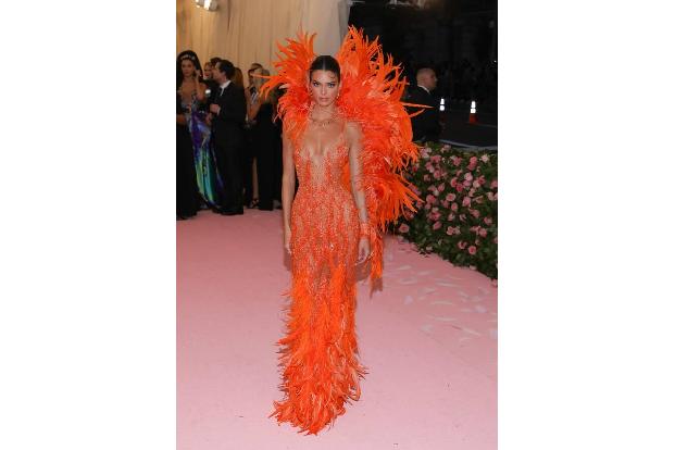 Konkurrenz bekam Kylie allerdings von ihrer eigenen Schwester. Kendall Jenner sah absolut heiß in ihrem feuerroten Federklei...