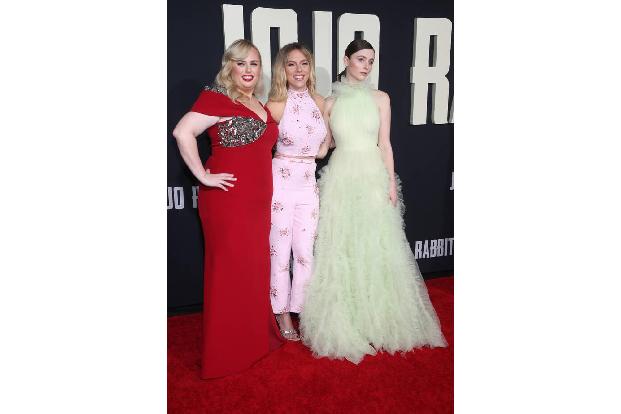 ...Nachwuchstalent Thomasin McKenzie (hier rechts) spielt die kleine Elsa, die von Scarlett Johansson versteckt wird. Die Kr...