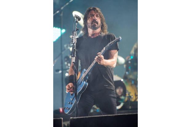 Ganz so leicht kam Dave Grohl nicht davon, denn als er mit den Foo Fighters in Götheborg auftrat, fiel er von der Bühne und ...