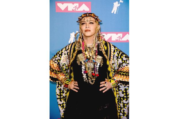Legendär ist der Auftritt von Madonna bei den BRIT Awards 2015, als sich ihr Umhang nicht wie geplant ablöste und die Musike...