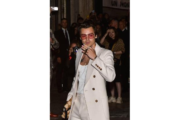 Über sein verkabeltes Mikrofon fiel Harry Styles, als er 2015 mit One Direction in San Diego auftrat. Der Mädchenschwarm leg...