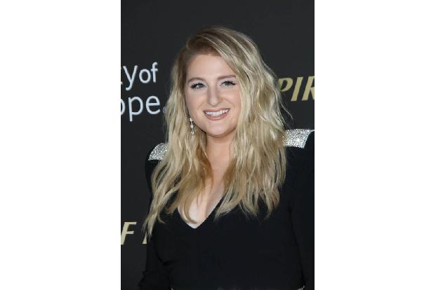 Meghan Trainor war 2016 in der 'Tonight Show' zu Gast, als sie gegen Ende ihres Hits 'Me Too' hinfiel und sich den Knöchel v...