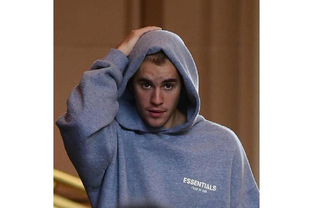 Justin Bieber ist schon öfter hingefallen. Einprägsam war sein Sturz in Saskatoon 2016, als er eine Falltür auf der Bühne üb...