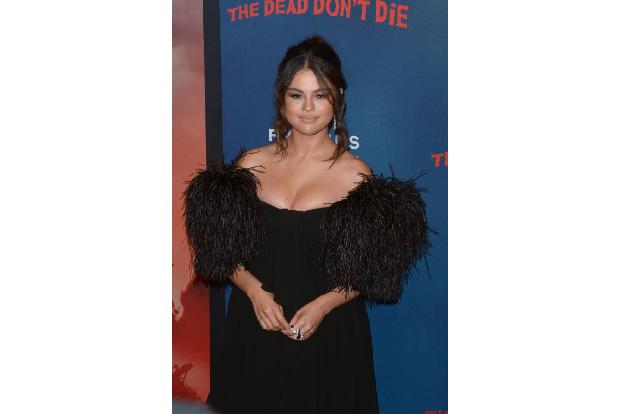 Seine Ex, Selena Gomez, fiel während ihrer 'Revival'-Tour 2016 auf die Nase, richtete sich aber schnell wieder das Krönchen ...