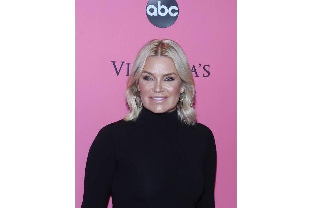 ...Yolanda Hadid musste sich 2015 die Brustimplantate wieder entfernen lassen, nachdem ein Silikonkissen ausgelaufen war. Da...