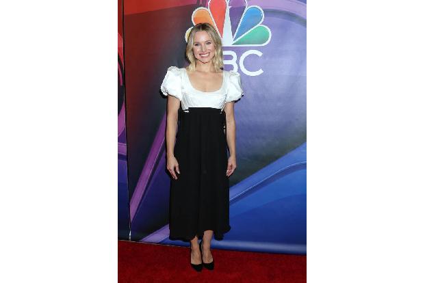 Kristen Bells Outfit, das sie zur NBC TCA Summer 2019 Press Tour trug. Die weißen Puffärmel gaben ihrem Schwarz&Weiß-Look ei...