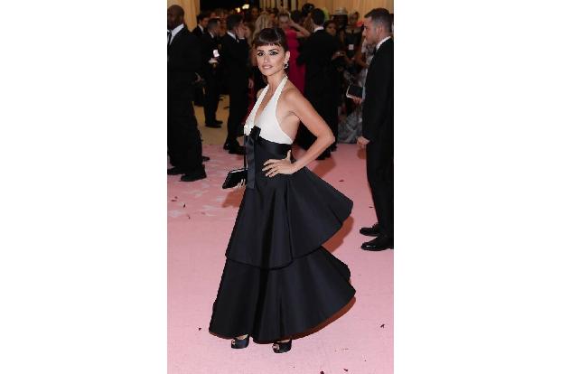 Penélope Cruz posierte ebenfalls in Schwarz&Weiß auf dem roten Teppich der Meta Gala. Und auch die Schauspielerin sah - wie ...