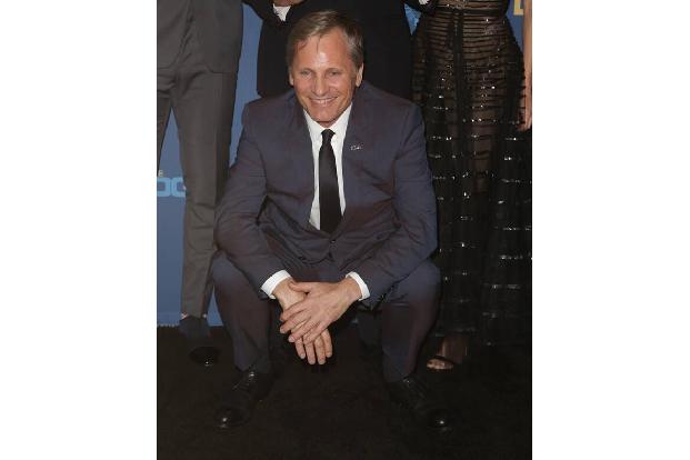 Gleich mehrfach probte Viggo Mortensen für den 'Herrn der Ringe' eine Szene, in der Aragorn einen Helm mit einem Tritt versi...