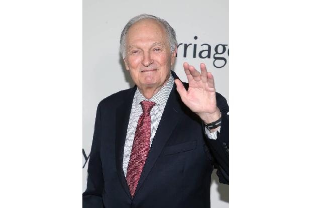 ...Alan Alda, der Adam Drivers charmanten, aber leicht tatterigen Anwalt spielt. Die Leinwand- und TV-Legende ('M.A.S.H.') i...
