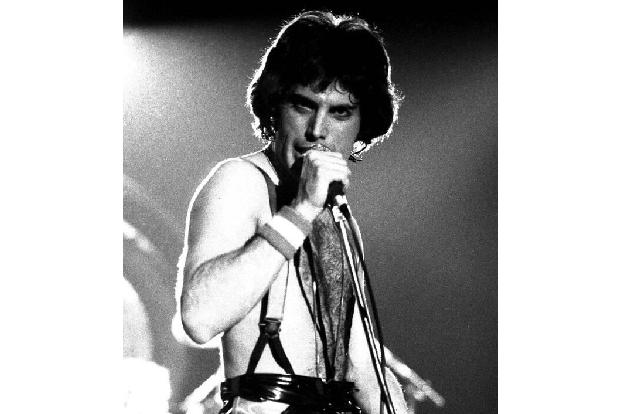Sie teilte ihr Schicksal übrigens mit Queen-Star Freddie Mercury, der sich ebenfalls unters Messer legte.